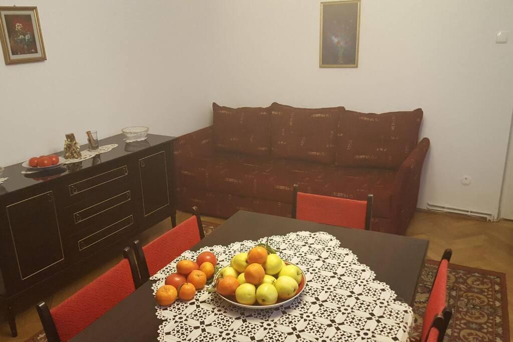 uma mesa de jantar com uma taça de fruta em Three room apartment em Cluj-Napoca