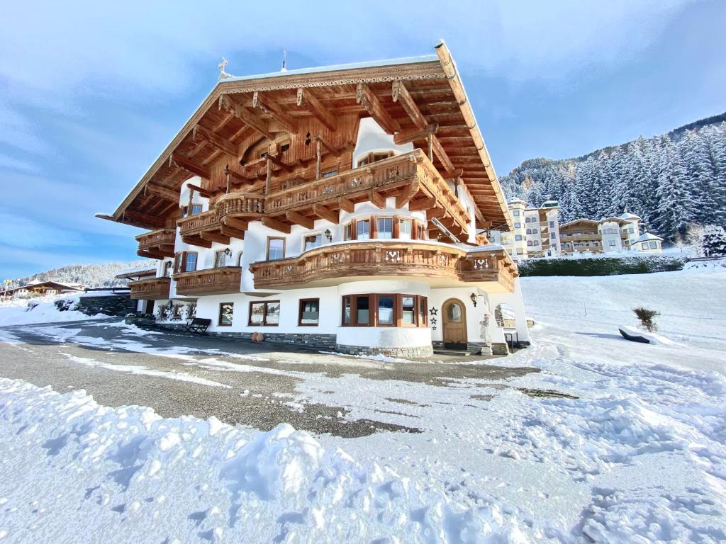 オーバーアウにあるHotel Landhaus Marchfeldの雪の中の丸太小屋