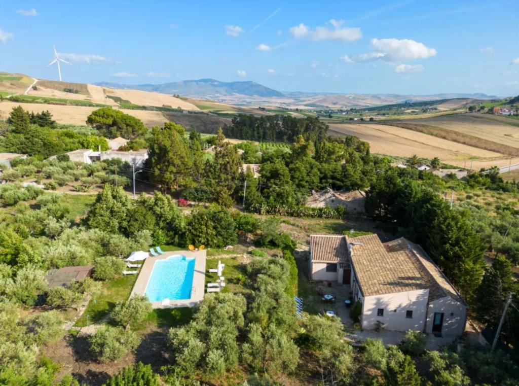 una vista aérea de una casa con piscina en Casale Colomba, en Buseto Palizzolo