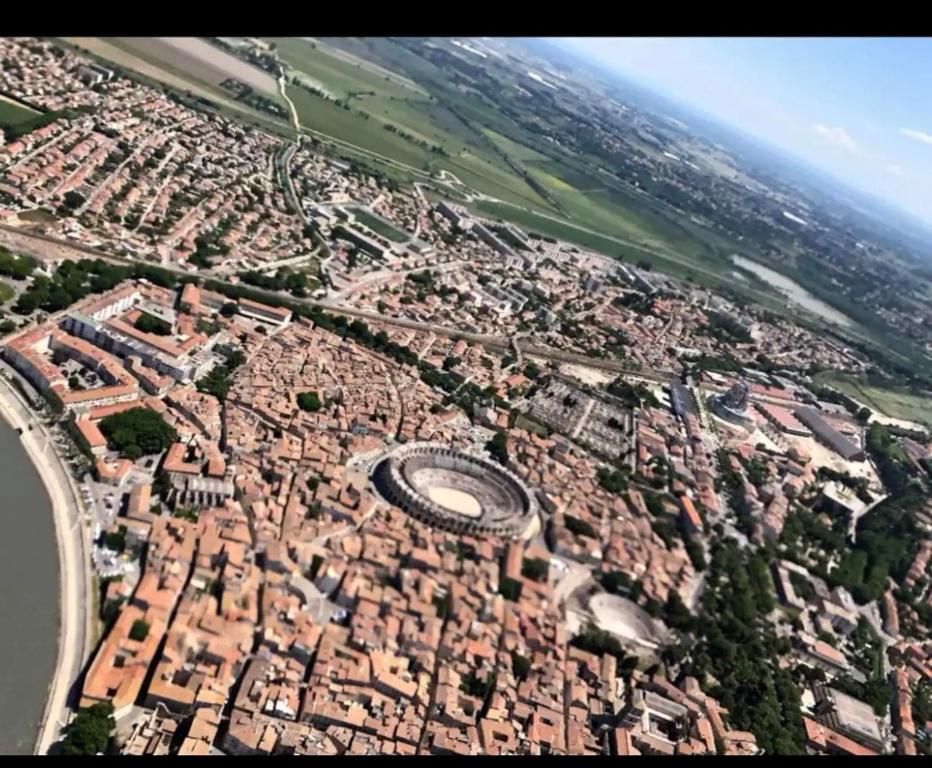 een luchtzicht op een stad met een stadion bij Studio centre historique in Arles
