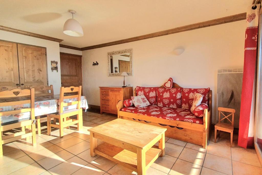 salon z kanapą i stołem w obiekcie les 7 laux immobilier chalet A w mieście Prapoutel