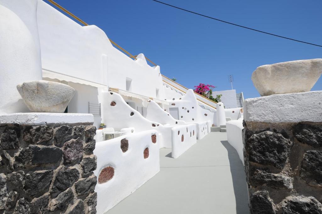 vista sugli edifici bianchi dell'isola di Santorini di Manias Fira Residences a Firà
