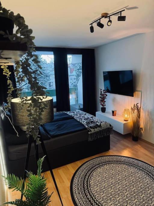 a room with a bed and a television in it at Willkommen im „happines(t)“ in Haslach