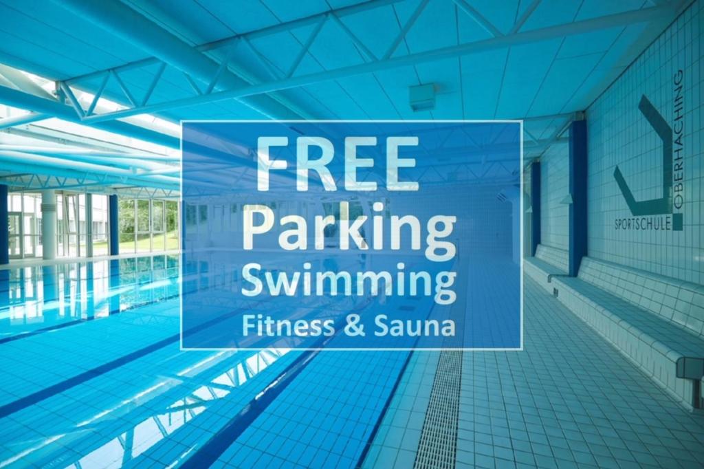 una piscina con un cartel que dice aparcamiento gratuito en Sportschule Oberhaching, en Oberhaching
