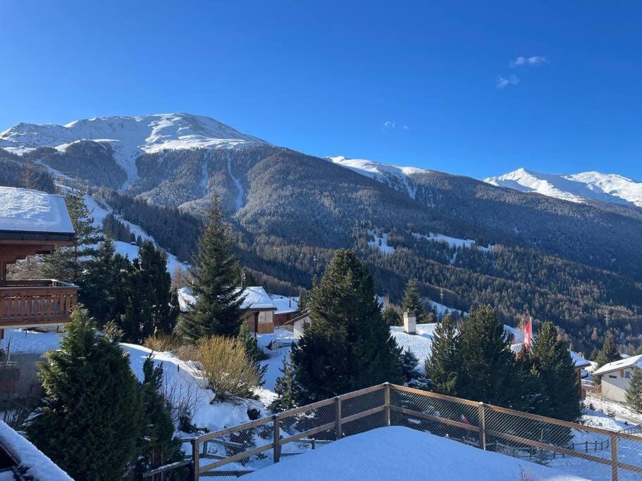 vistas a una montaña con nieve en el suelo en 3-Zimmer Maisonette-Wohnung, en Bürchen