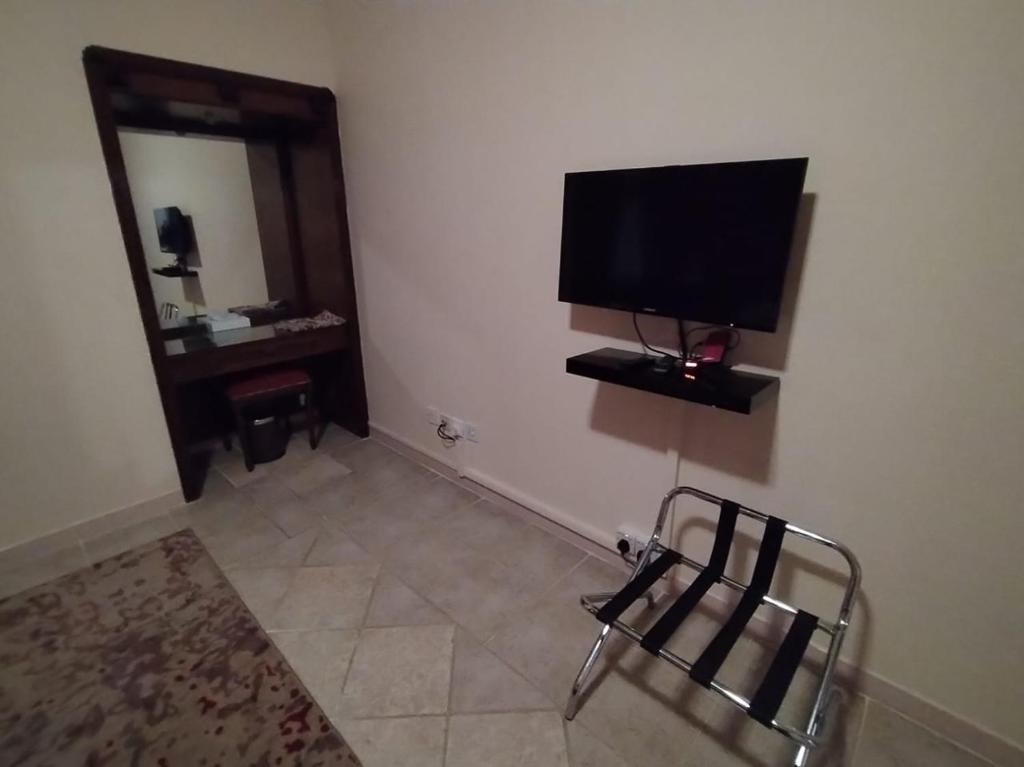 TV a/nebo společenská místnost v ubytování فندق روتانة الحمراء - الفرسان المتحدة