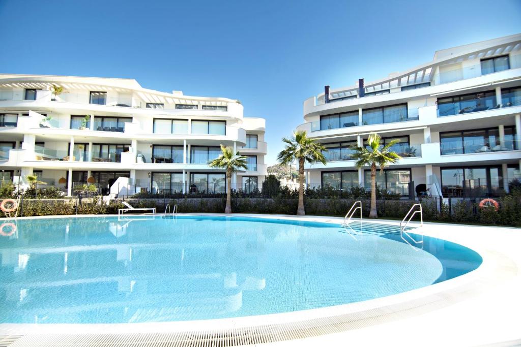 duży basen przed budynkiem w obiekcie Mara's Apartments Higueron West - Mediterranean Style - Beach & Golf - Large Sunny Terrace !!!! w mieście Fuengirola