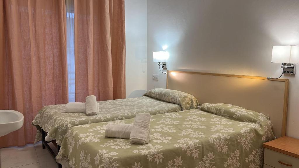Postel nebo postele na pokoji v ubytování Hostal Alhambra Tarragona