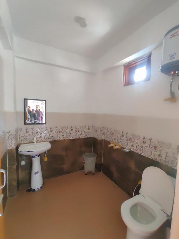 La salle de bains est pourvue de toilettes et d'un lavabo. dans l'établissement The King Hill, à Ketti