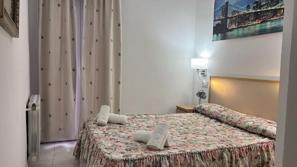 Postel nebo postele na pokoji v ubytování Hostal Alhambra Tarragona