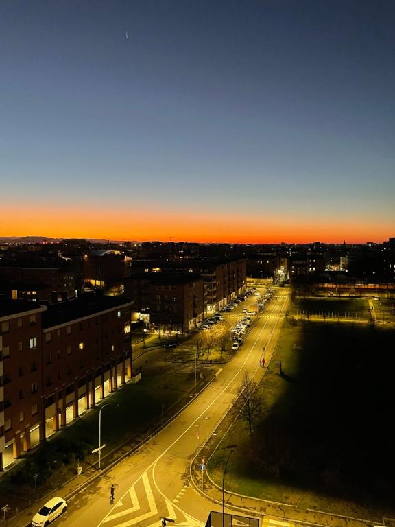 uma vista para uma cidade com uma rua ao pôr-do-sol em B&B AnnaVi em Bolonha