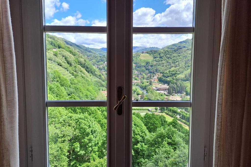A general mountain view or a mountain view taken from a vidéki vendégházakat