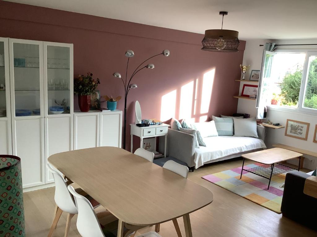 un salon avec une table et un canapé dans l'établissement Paris Bécon, à Asnières-sur-Seine