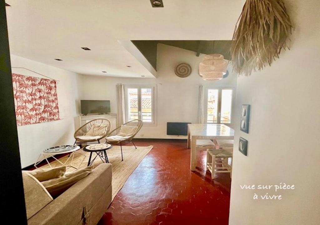 un salon avec un canapé et une table dans l'établissement Au coeur de Bandol, à Bandol