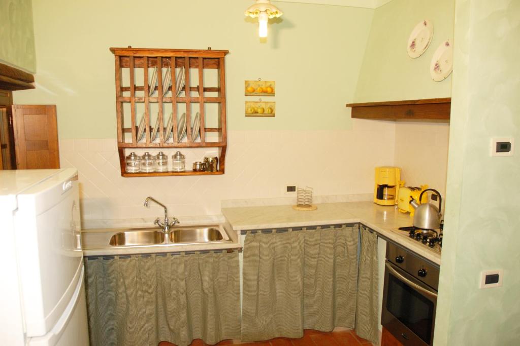 A kitchen or kitchenette at Agriturismo la Torre