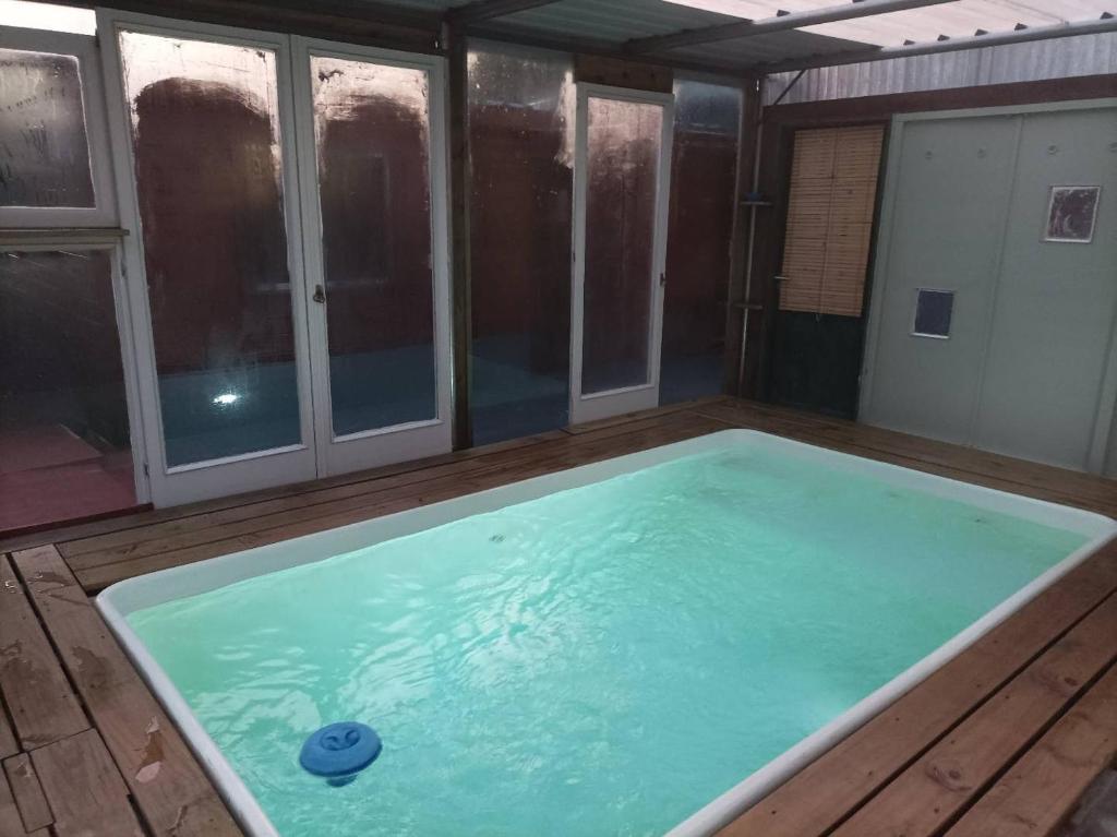 De improviso في خوسيه اجناسيو: حمام سباحة مع فريسبي في غرفة مع نوافذ