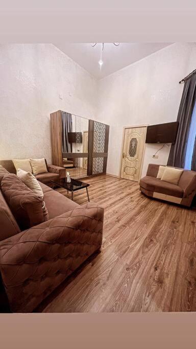 sala de estar con sofá y mesa en Central apartment in Baku, en Baku