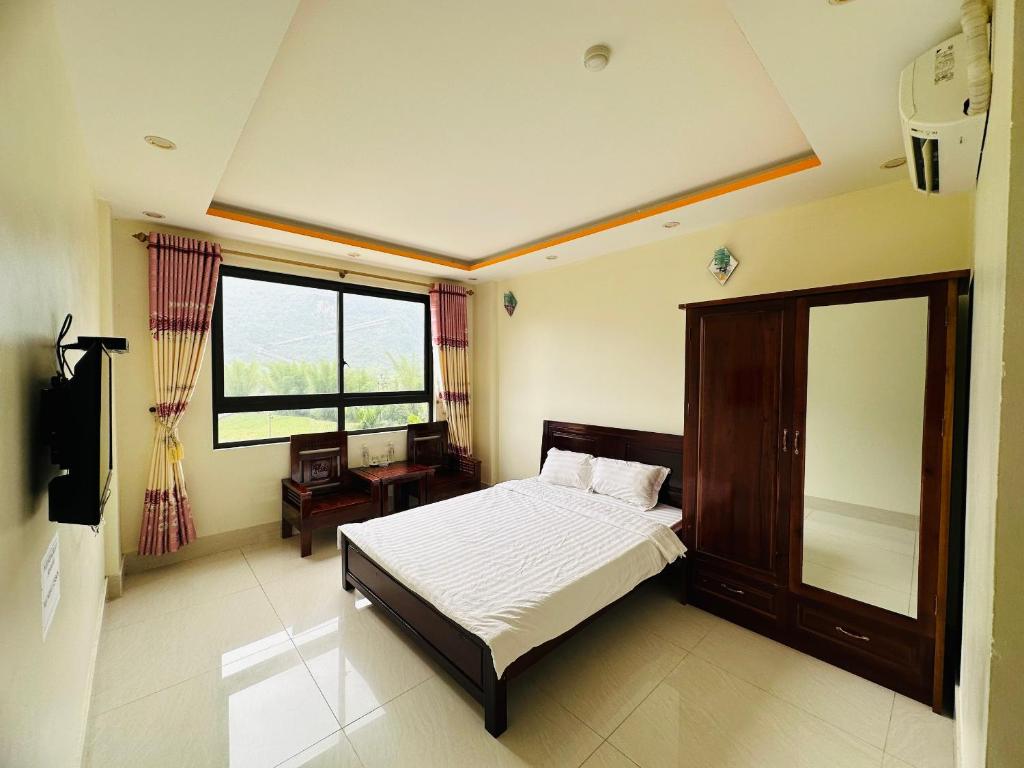 1 dormitorio con cama y ventana en Khách sạn So Oanh gần thác Bản giốc, en Cao Bằng