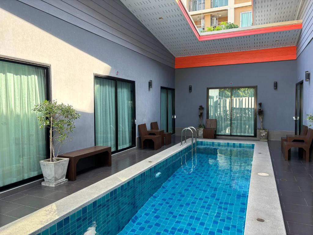 Bazén v ubytování The Huahin Hotel nebo v jeho okolí