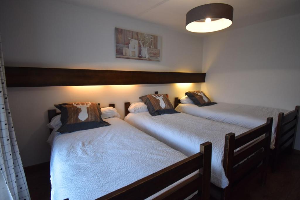 Postel nebo postele na pokoji v ubytování Hôtel Le Chinfrey