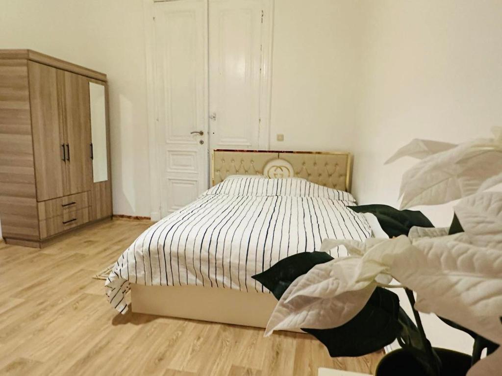 um quarto com uma cama e piso em madeira em Modern & Comfortable City Center Oasis~King Bed ! em Bruxelas