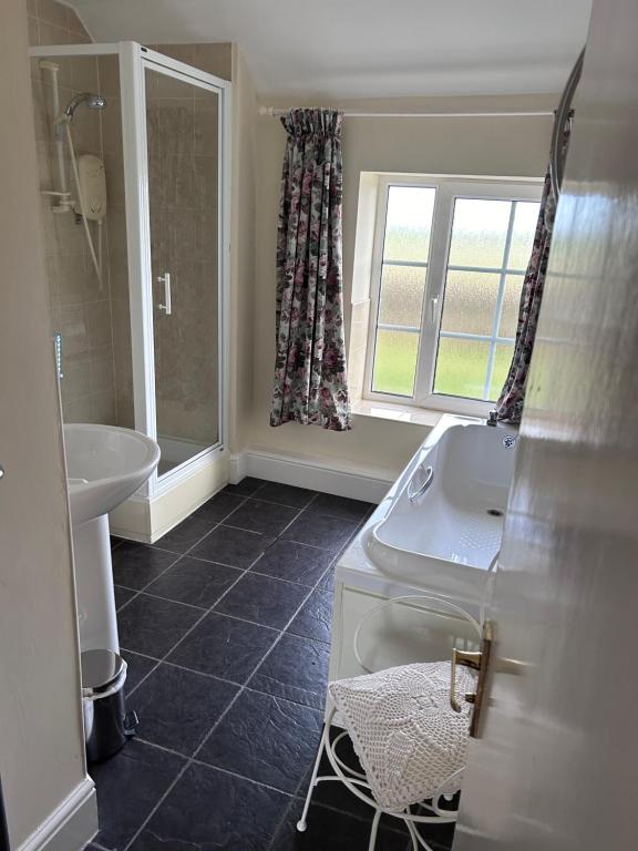Lucy Cross Guest House - Double Room With Shared Bathroom