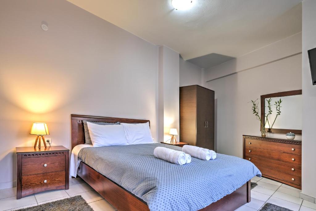 ein Schlafzimmer mit einem Bett mit zwei Handtüchern darauf in der Unterkunft Διαμέρισμα στο Κέντρο Ναυπλίου in Nafplio