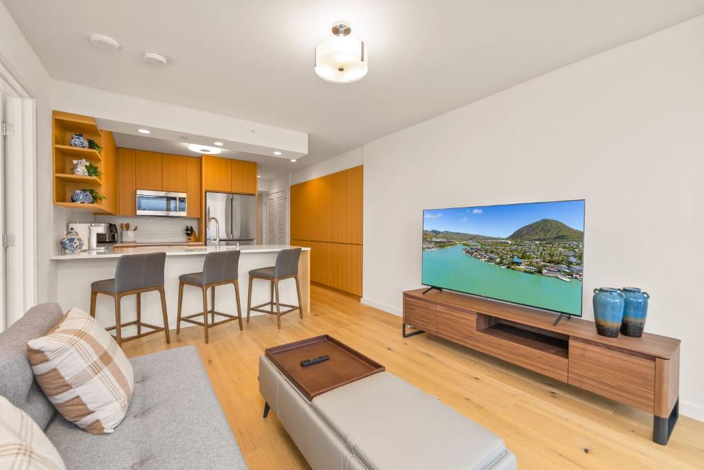 a living room with a tv and a kitchen at Sky Ala Moana 4209 condo in Honolulu