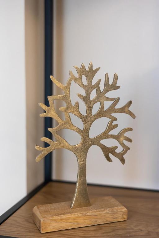 约阿尼纳Santa Marina 2的木桌上的金属树饰物