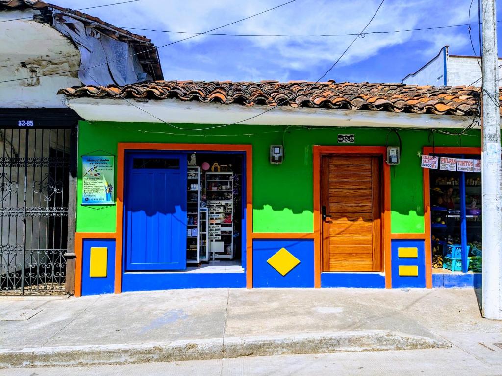un edificio colorido con puertas coloridas en una calle en Casa Leon - Supia, Caldas, en Supía