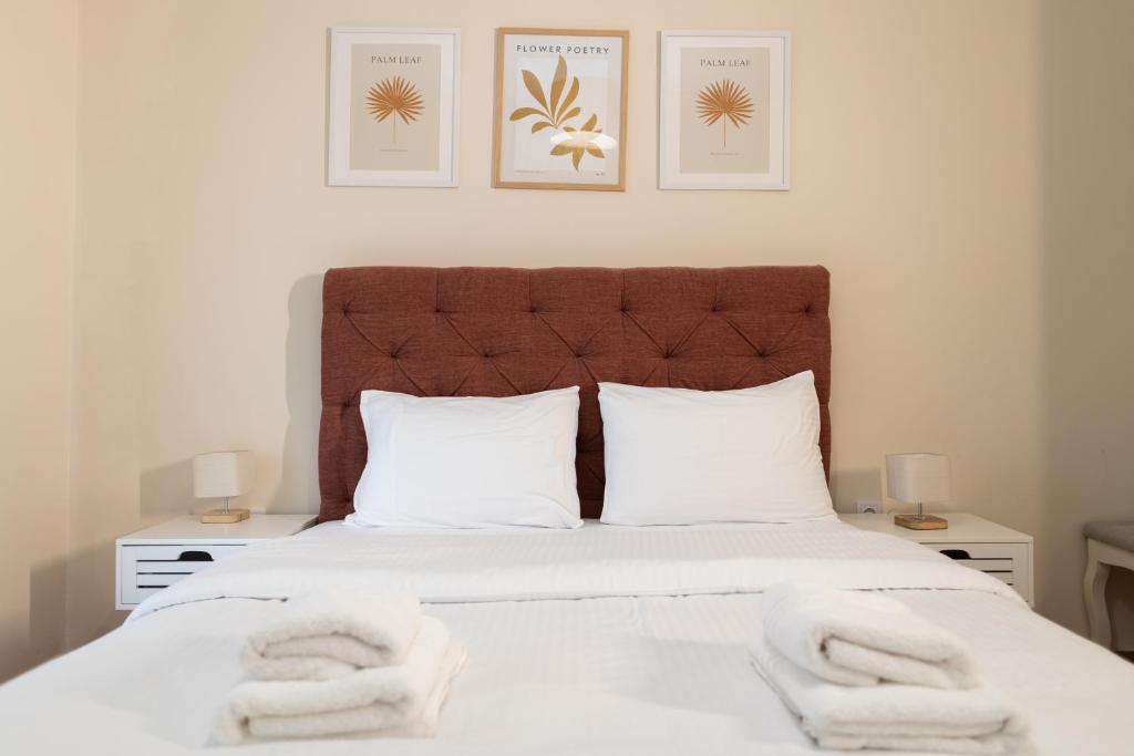 een slaapkamer met een bed met handdoeken erop bij Santa Marina 2 in Ioannina