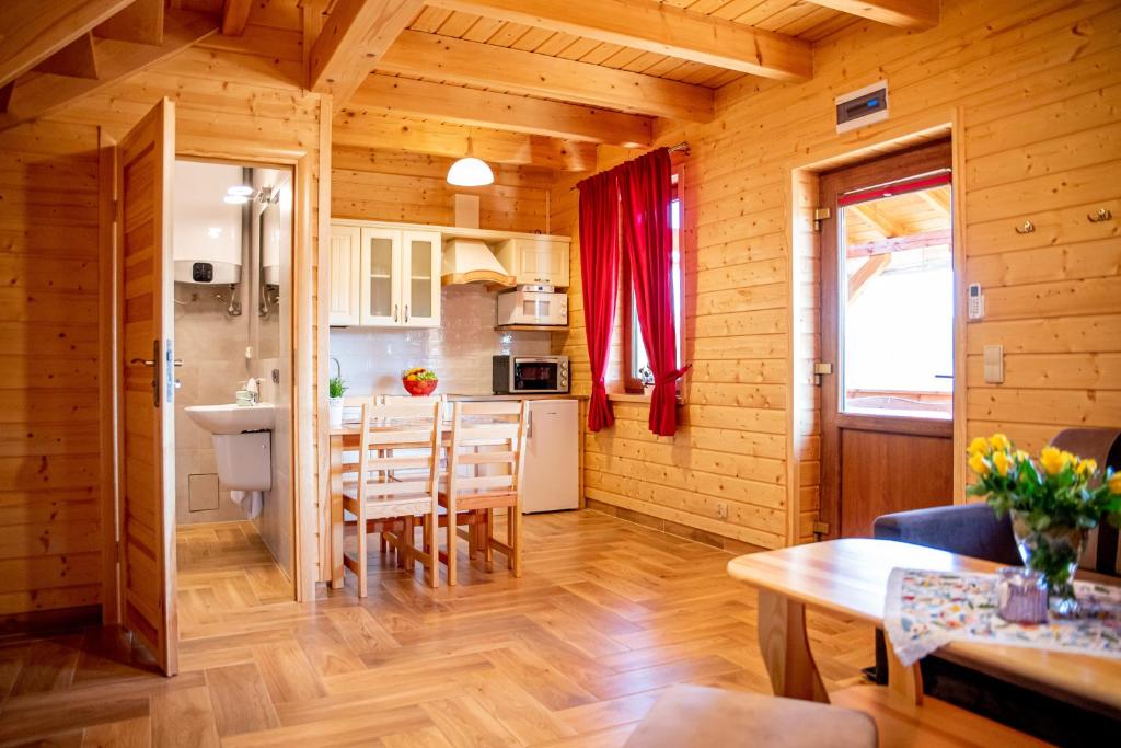 Kuchyň nebo kuchyňský kout v ubytování Domki u danusi