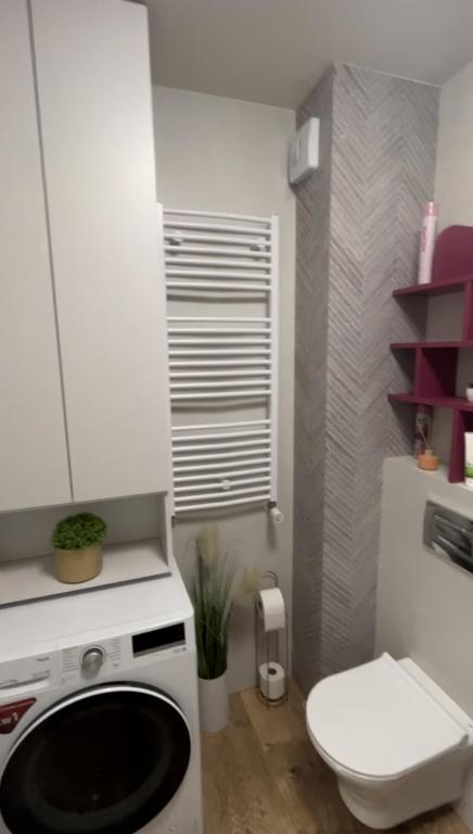 Koupelna v ubytování Apartament NOWE POJEZIERZE