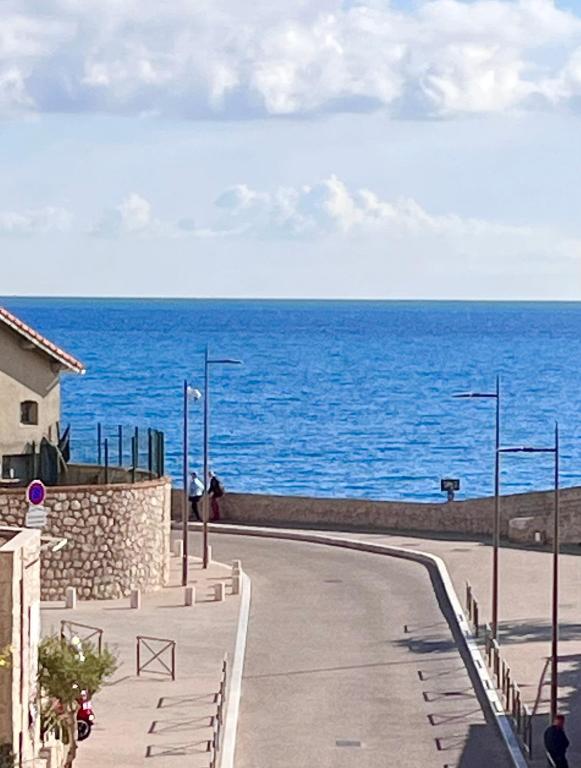 - une passerelle menant à l'océan sur une plage dans l'établissement Antibes carré d'or Bastion Albert 1er Vue mer, à Antibes