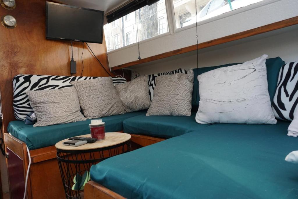 een woonkamer met een bank en een tafel bij Join boathotel in Amsterdam