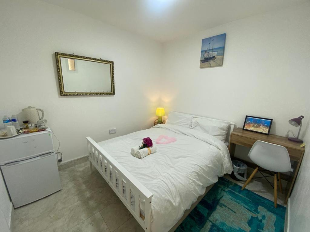 Un dormitorio con una cama con un osito de peluche. en Airstaybnb en Mánchester