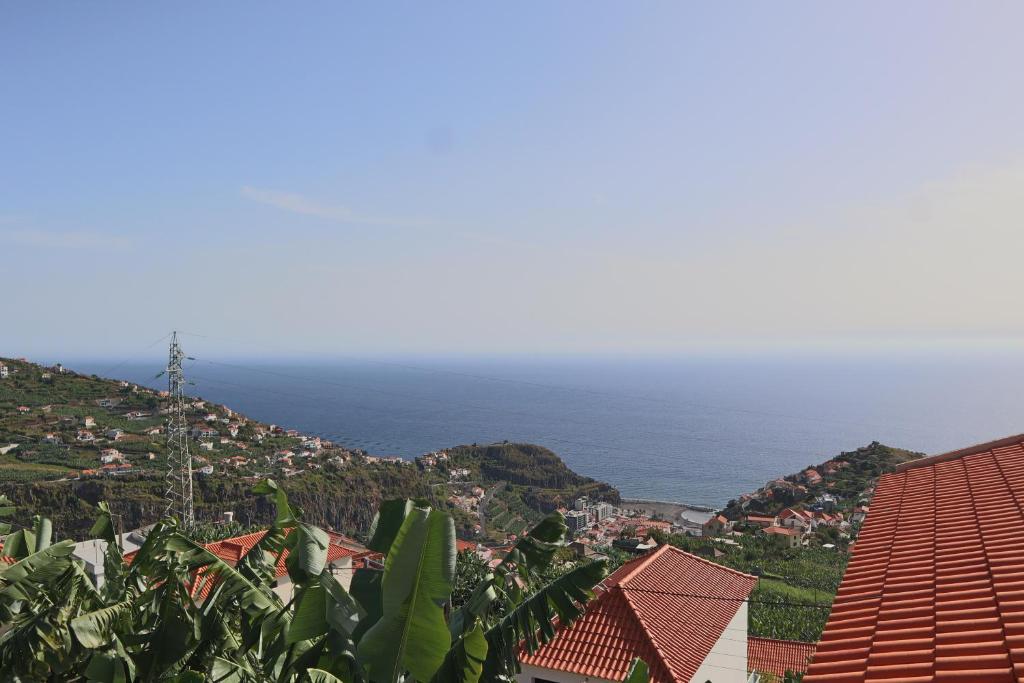 widok na miasto z oceanem w tle w obiekcie Fifty's House 2 w mieście Ribeira Brava