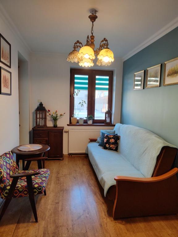 - un salon avec un canapé et une table dans l'établissement Apartament Śródmieście, à Łańcut