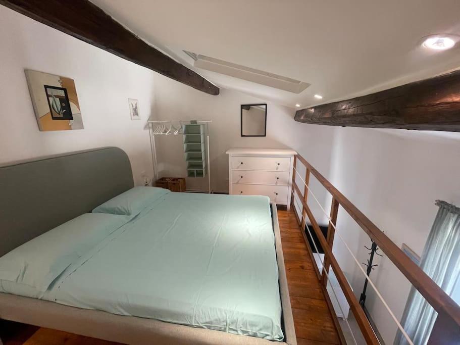 um pequeno quarto com uma cama e uma escada em Vicolo Piazza Libertà-Centro em Florença