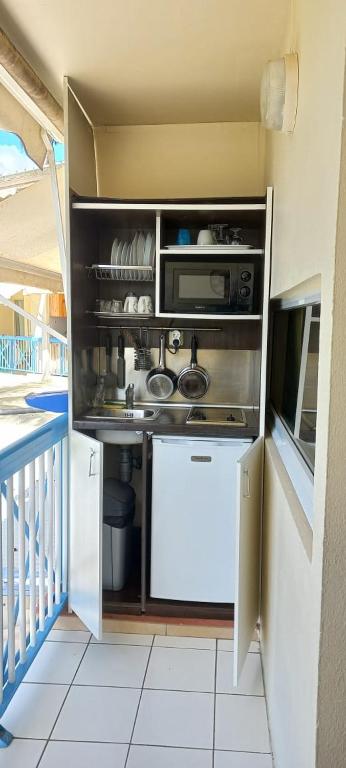 Una cocina o zona de cocina en Charmant T1 avec vue sur marina