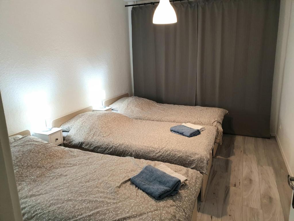 Dos camas en un dormitorio con dos toallas. en Ferienwohnung Kleopatra Messe Maschsee en Hannover