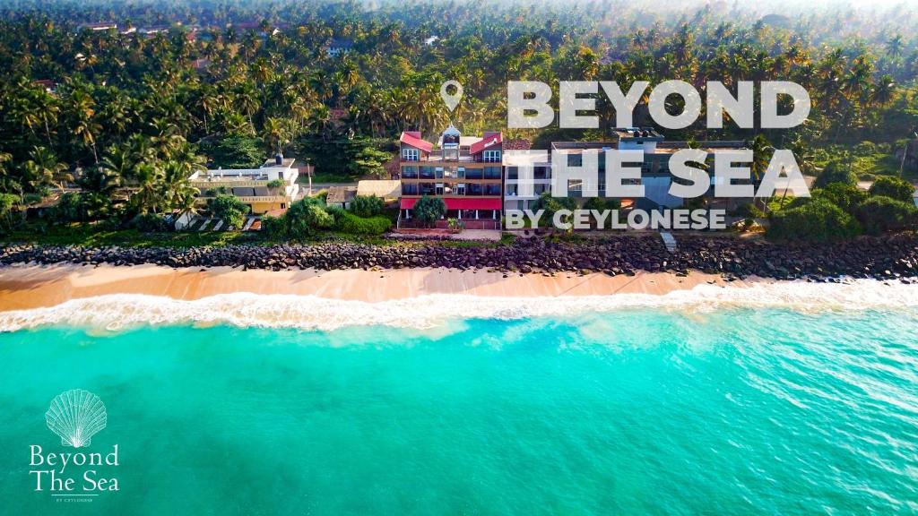 - une vue sur une plage avec un complexe situé derrière la mer dans l'établissement Beyond The Sea By Ceylonese, à Ambalangoda