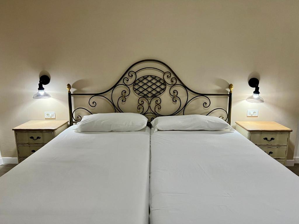 A bed or beds in a room at Apartamentos Frontera