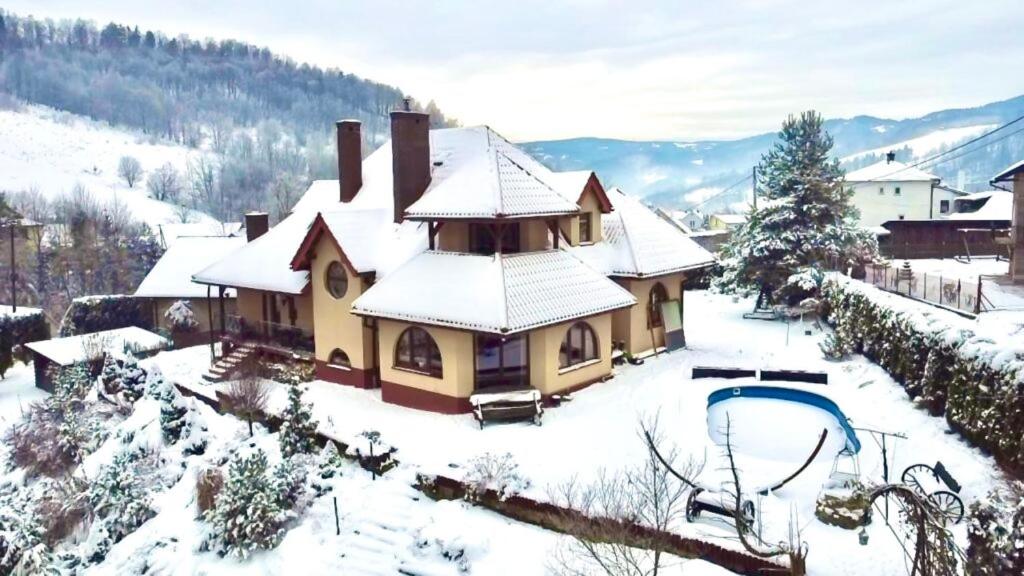 ピブニチュナ・ズドルイにあるApartament Zimowa Ciszaの雪に覆われた家