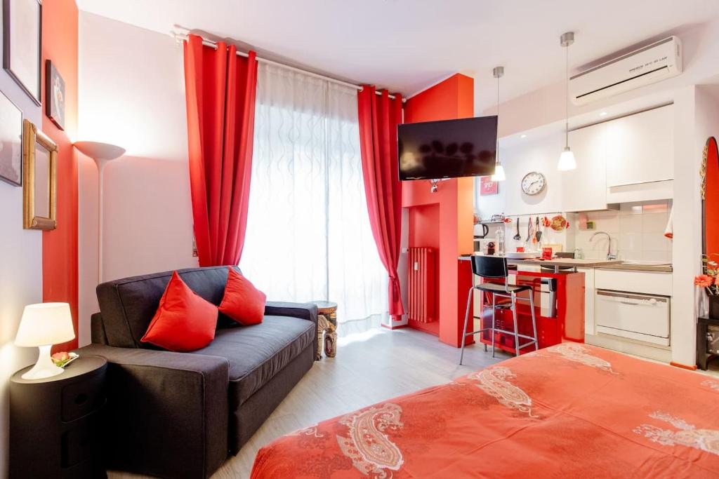 ミラノにあるAppartamento Rosso a Milano, tranquillo, vicino allo IEOのリビングルーム(ソファ付)、キッチン