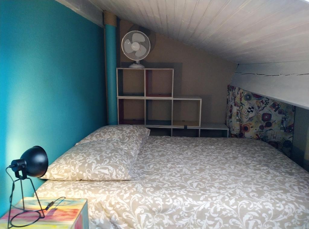 カップブルトンにあるVilla Patio Capbretonの青い壁のベッドルームのベッド1台