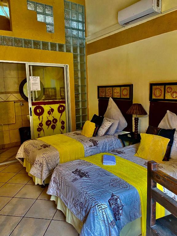 Manhattans Suites - Housity