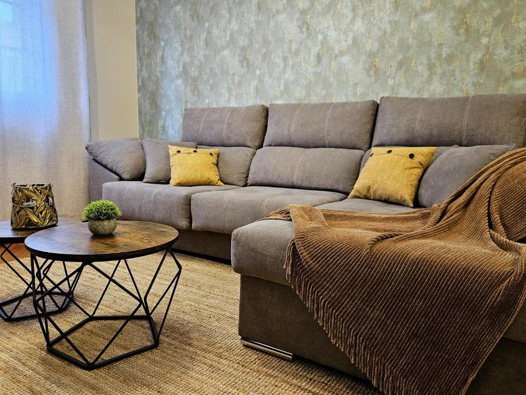 - un salon avec un canapé et une table dans l'établissement Alojamiento GOLDEN SUITE, à Ribeira
