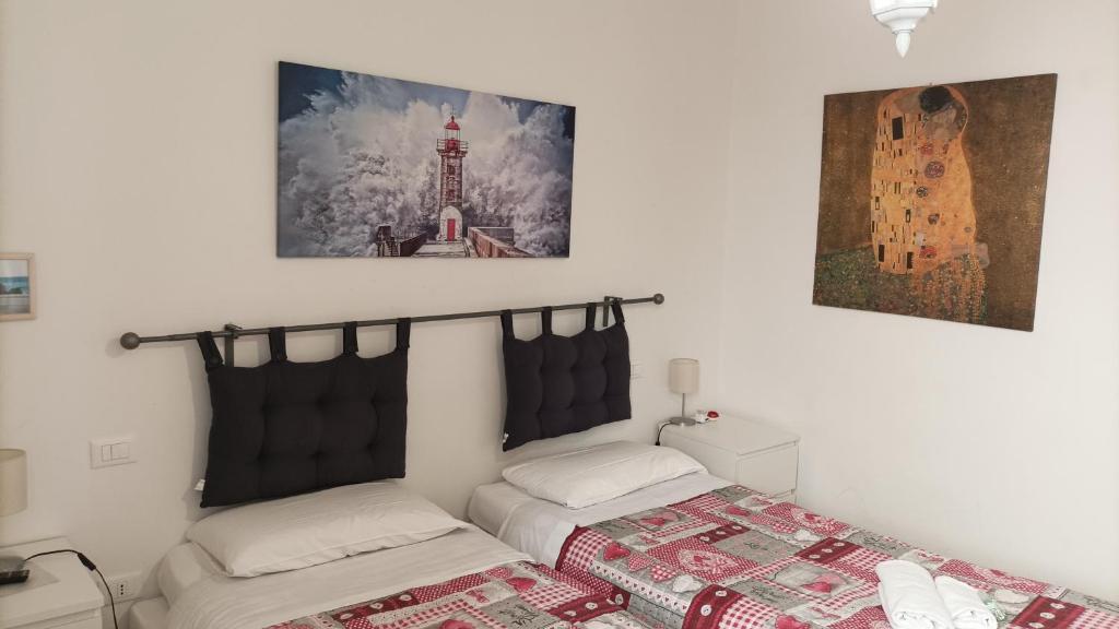 - une chambre avec un lit et une photo sur le mur dans l'établissement LA GUGLIA - Guglia House-CANNAREGIO-VENEZIA, à Venise