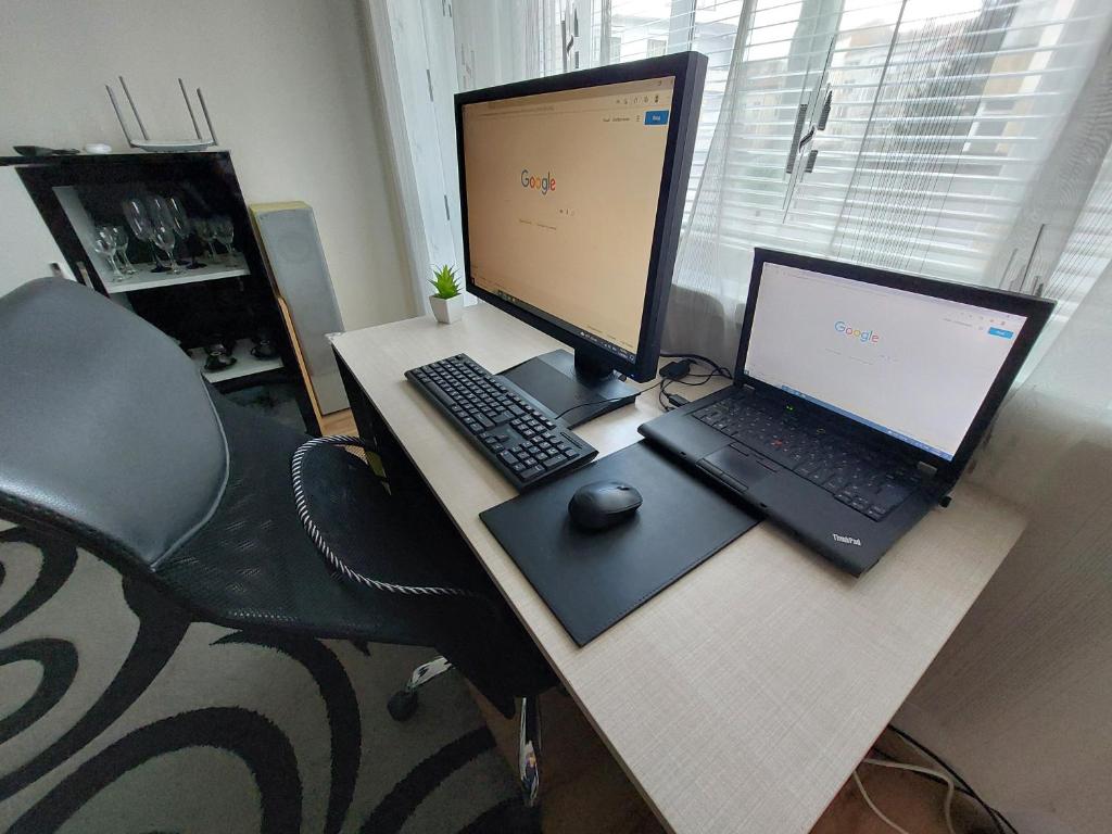 TV a/nebo společenská místnost v ubytování 3 Rooms Apartment, Top Center, 1st Floor, AUBG, WiFi, PC i5 SSD, Tablet, AndroidMiTvBox, 3 LED TVs 200 Channels, Long Terrace, Self-Easy-Late Check-in, Stay Before Greece